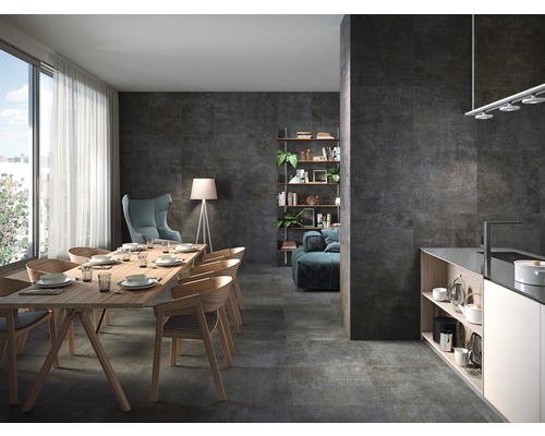 Salon moderne avec table à manger, chaises, étagères et sol en carrelage foncé