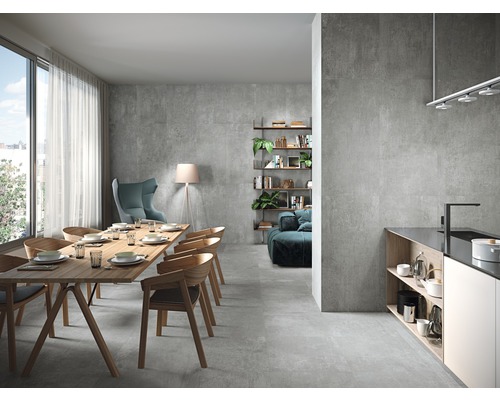 Heller Wohnraum mit Esstisch, Stühlen, Regalen, Fliesen und großem Fenster.