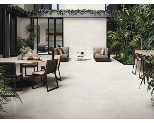 Terrasse avec carrelage, salon de jardin et plantes