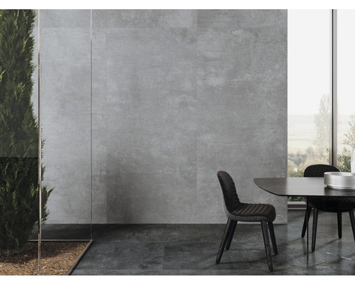 Essbereich mit Wand- und Bodenfliesen in Steinoptik und großem Fenster