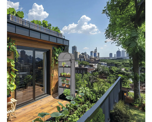 Balkon mit Gewächshaus, Pflanzen und Blick auf die Stadt.