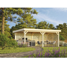 Überdachter Grillplatz mit Grill, Tisch und Stühlen im Garten