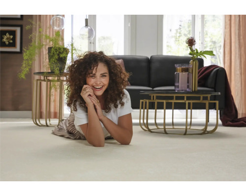 Helles Wohnzimmer mit Teppichboden, Couch und Beistelltischen