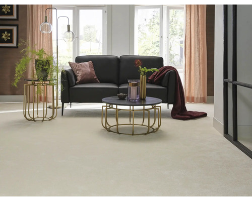 Wohnzimmer mit Sofa, Teppich und Beistelltischen in hellem und modernem Design.