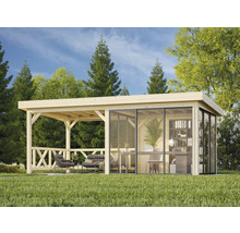 Maison de jardin en bois avec terrasse et portes coulissantes en verre dans le jardin