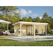 Pavillon de jardin en bois avec barbecue, piscine et chaises longues dans un jardin lumineux.
