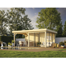 Maison de jardin en bois avec piscine et terrasse dans un jardin.