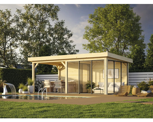 Maison de jardin en bois avec piscine et terrasse dans un jardin.