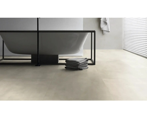 Badezimmer mit Badewanne und Bodenfliesen