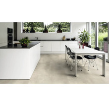 Cuisine moderne avec îlot de cuisine, table à manger et chaises