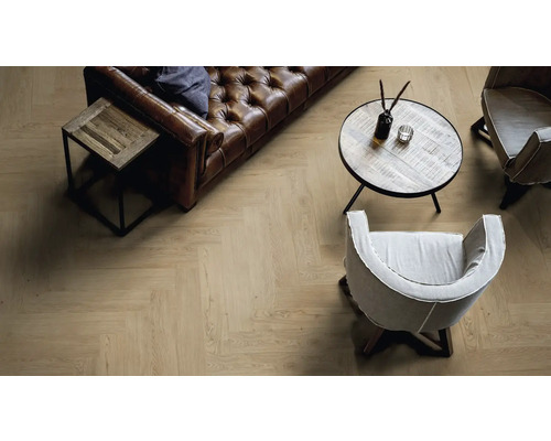 Wohnzimmer mit braunem Ledersofa, Couchtisch, Beistelltisch und verlegtem Boden im Fischgrätenmuster.