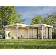 Abri de jardin en bois avec barbecue, bois de chauffage et sièges dans le jardin