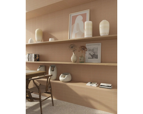 Pièce à vivre avec étagères, décoration et table en bois