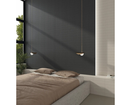 Schlafzimmer mit Bett, Wandfliesen und Pendelleuchten