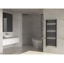 Salle de bains moderne avec lavabo, miroir, baignoire, douche et sèche-serviettes.