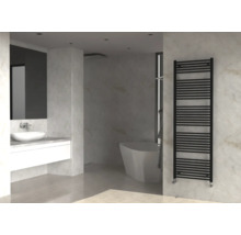 Badezimmer mit Waschtisch, Badewanne und schwarzem Handtuchwärmer