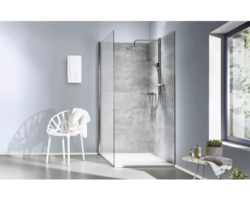 Salle de bain lumineuse avec cabine de douche, chauffe-eau instantané et siège