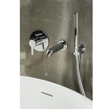 Robinet de baignoire avec douchette à main monté sur un mur