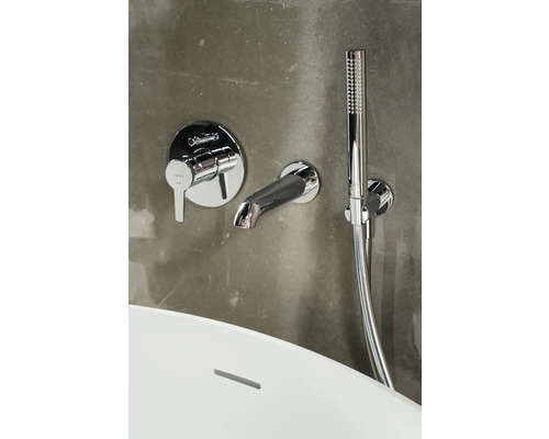 Robinet de baignoire avec douchette à main monté sur un mur