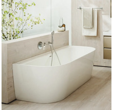 Salle de bain avec baignoire, robinetterie et serviettes