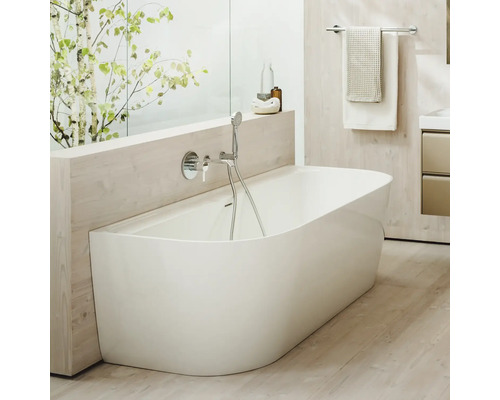 Salle de bain avec baignoire, robinetterie et serviettes