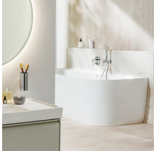 Salle de bains avec baignoire, lavabo et miroir