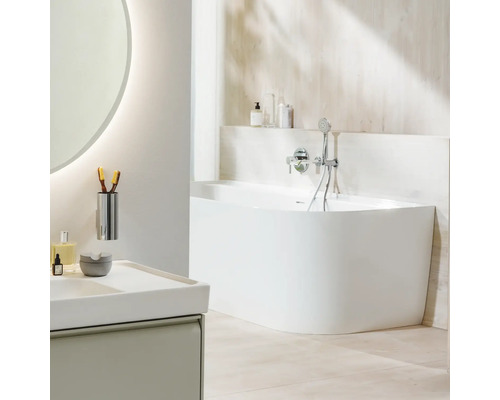 Salle de bains avec baignoire, lavabo et miroir