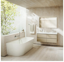 Salle de bain lumineuse avec baignoire, meuble-lavabo avec double vasque et miroir