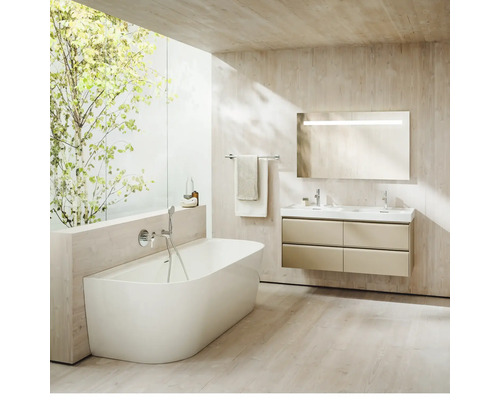 Salle de bain lumineuse avec baignoire, meuble-lavabo avec double vasque et miroir