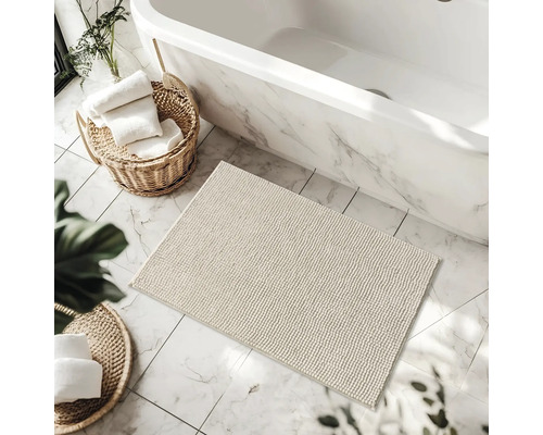 Badezimmer Szene mit Badewanne, Badteppich und Körben mit Handtüchern