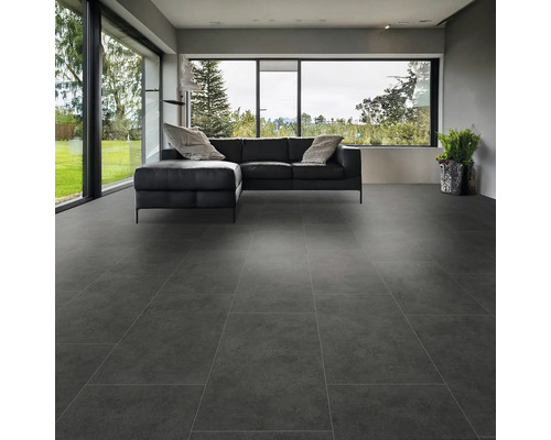 form&style Carrelage en grès cérame fin pour murs et sols MODENA anthracite 30,5 x 61,5 x 0,74 cm Salon moderne avec des carreaux de sol gris de grand format et un canapé en cuir noir