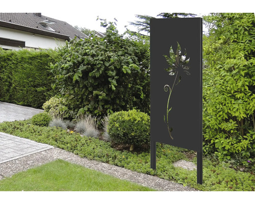 Élément de jardin décoratif avec motif floral découpé comme élément de design dans le jardin