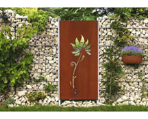 Vue de jardin avec mur de gabions et écran d''intimité couleur rouille avec motif floral