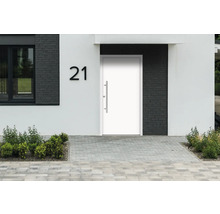 Modernes Haus mit weißer Eingangstür und Hausnummer 21
