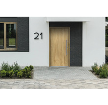 Façade de maison avec porte d''entrée, numéro de maison 21 et allée pavée