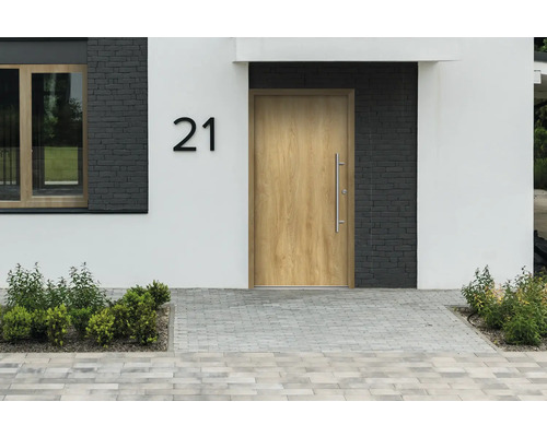 Façade de maison avec porte d''entrée, numéro de maison 21 et allée pavée