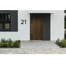 Façade de maison avec porte d''entrée, numéro 21 et pavés