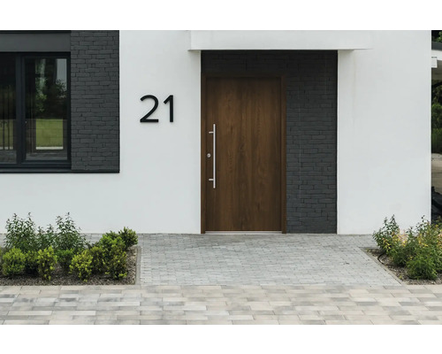 Façade de maison avec porte d''entrée, numéro 21 et pavés
