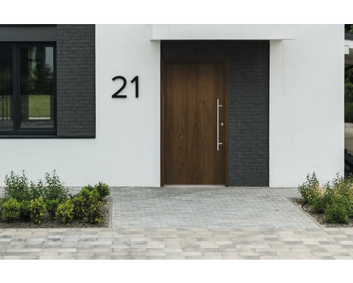 Hausfassade mit Haustür, Hausnummer 21 und gepflastertem Weg