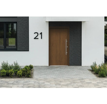 Hausfassade mit Haustür, Fenster und Hausnummer