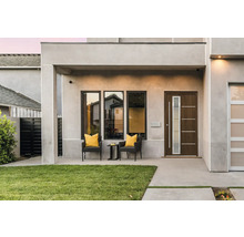 Façade de maison avec porte d''entrée, fenêtres et sièges extérieurs
