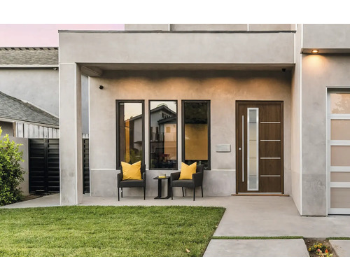 Façade de maison avec porte d''entrée, fenêtres et sièges extérieurs