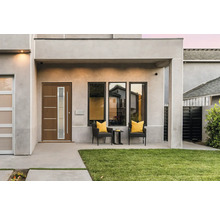 Maison moderne avec porte d''entrée, fenêtres et jardin