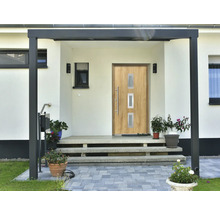 Zone d''entrée d''une maison avec porte d''entrée, escalier et auvent