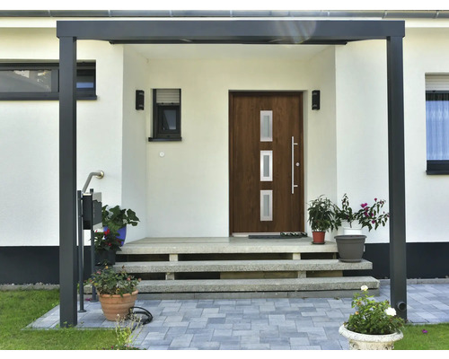 Espace d''entrée d''une maison avec porte d''entrée, escalier et auvent