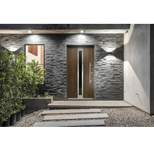 Porte d''entrée avec fenêtre dans un mur de pierre et une entrée pavée