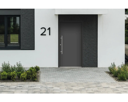Hausfassade mit Haustür, Hausnummer 21 und Pflasterweg