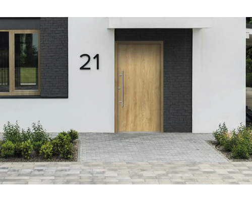 Eingangsbereich eines Hauses mit Haustür und Hausnummer 21
