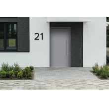 Hausfassade mit Haustür, Hausnummer 21, Fenster und Pflastersteinen