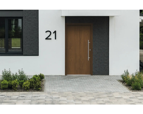 Fassade eines Hauses mit Haustür und Hausnummer 21